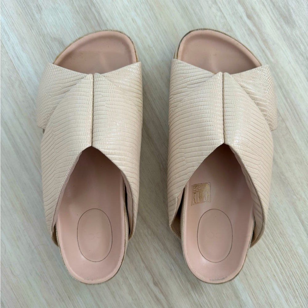 CO Archive Slide sandal in sand embossed leather